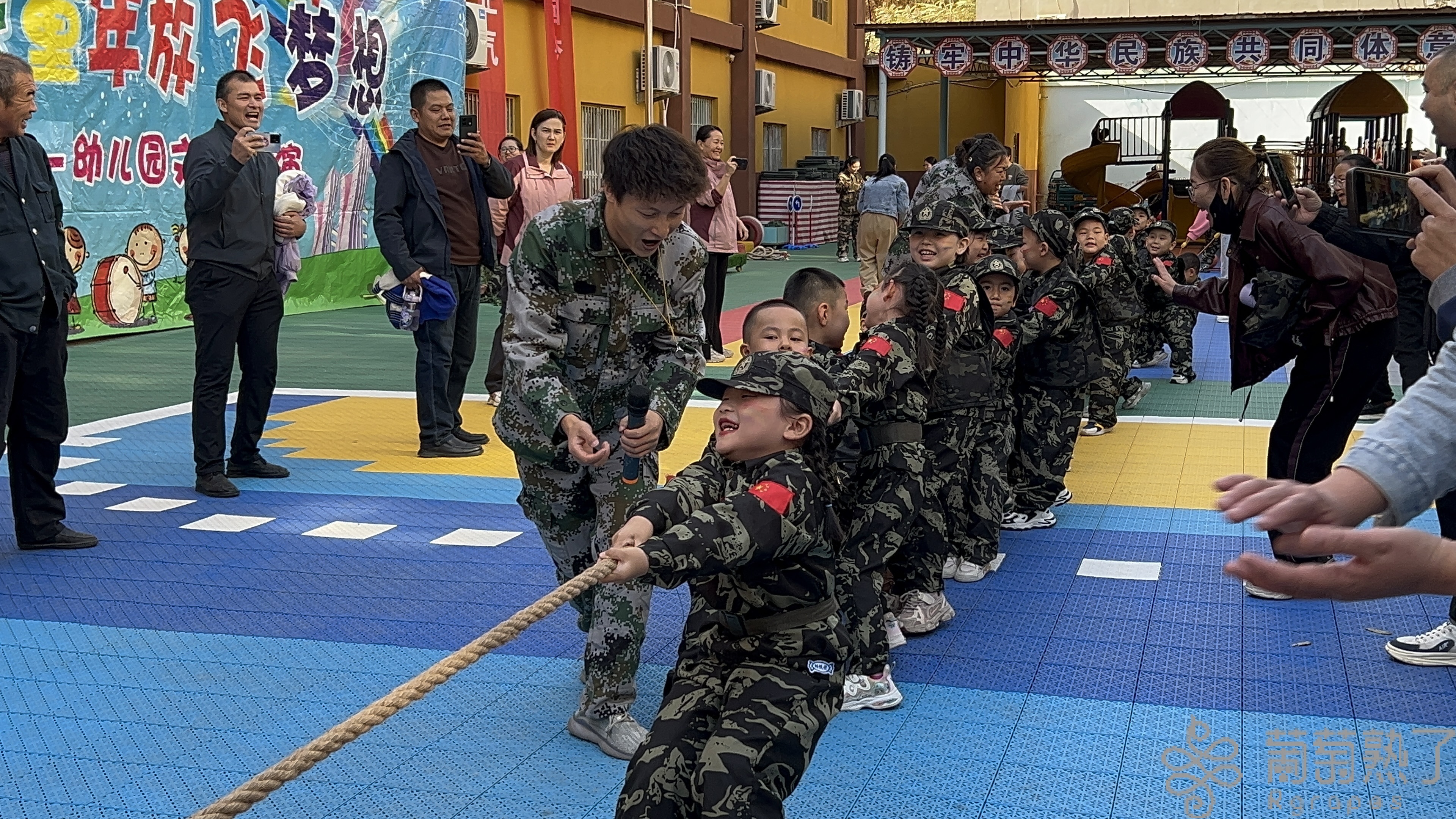 “迷彩小兵”展风采 亲子运动会乐翻天 “迷彩小兵”展风采 亲子运动会乐翻天