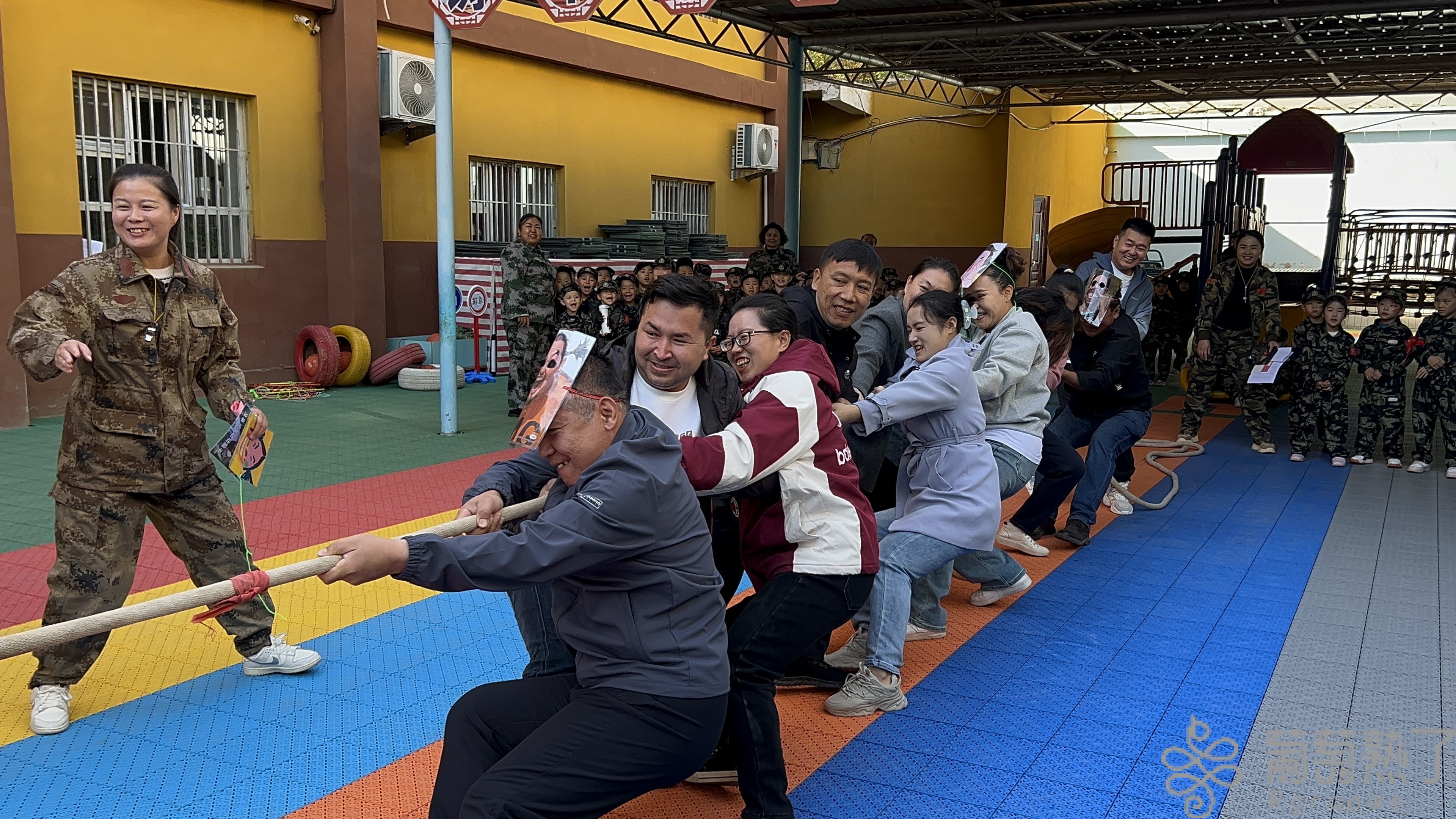 “迷彩小兵”展风采 亲子运动会乐翻天(图2)