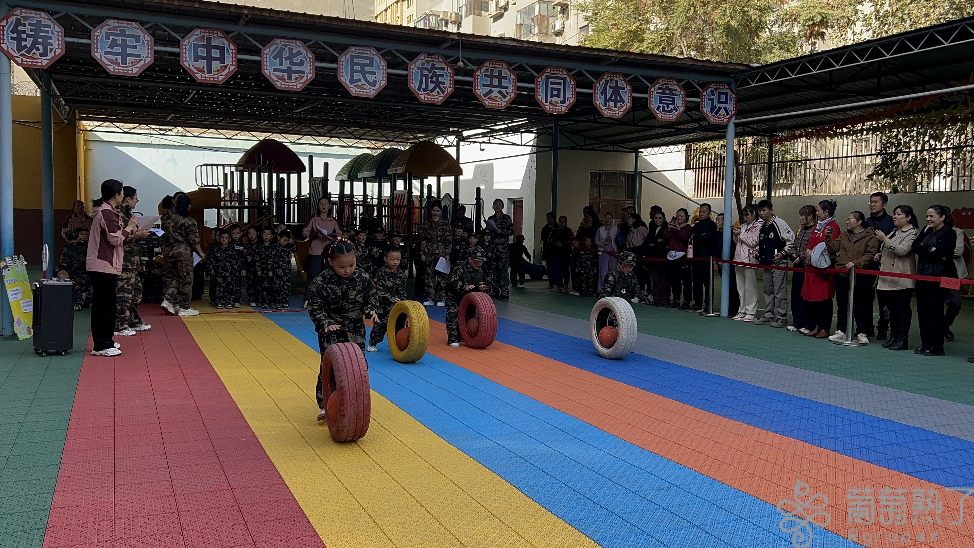 “迷彩小兵”展风采 亲子运动会乐翻天(图3)