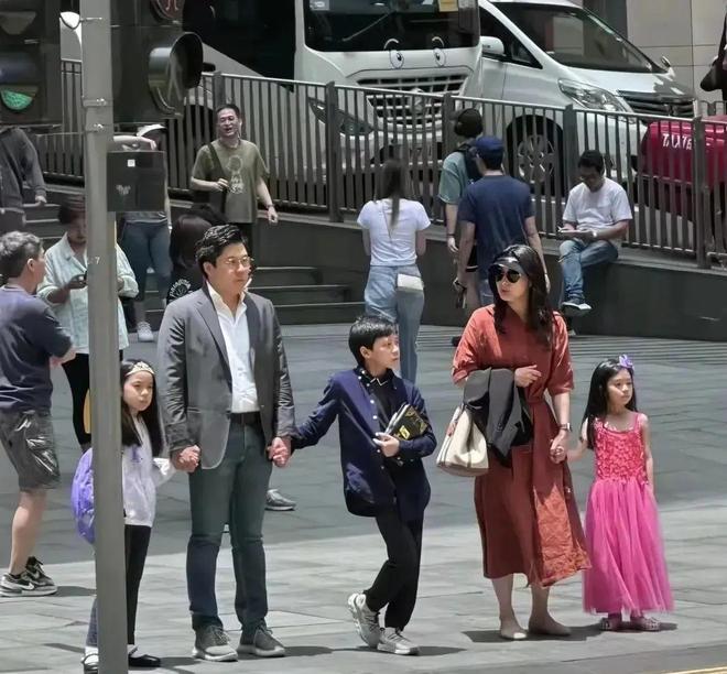 经常鼓励孩子参加集体活动、重视社交的家长往往自己生活也丰富(图2)