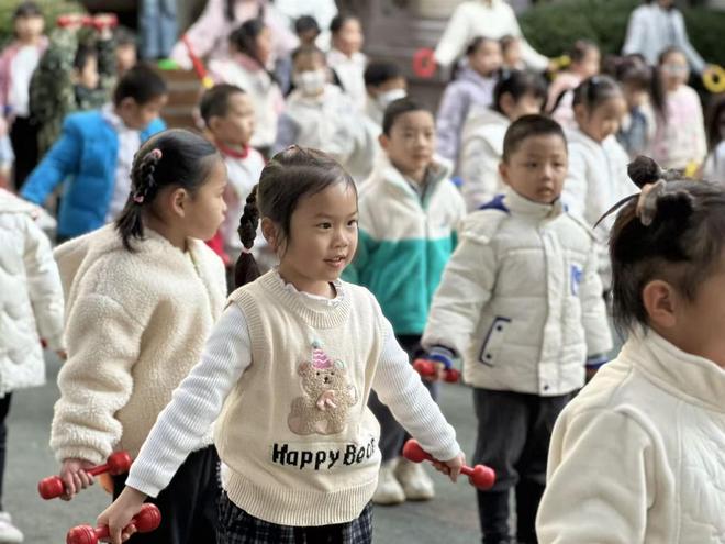 幼儿园运动会欢乐上演：萌娃当家家长助威教师展风采(图3)