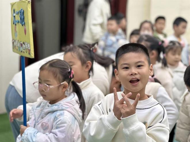 幼儿园运动会欢乐上演：萌娃当家家长助威教师展风采