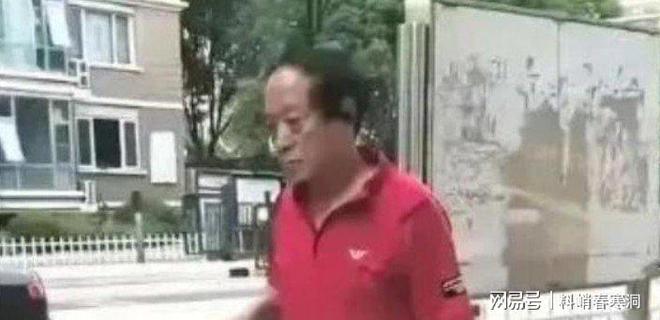 牛群离冯巩后境遇凄凉妻离子散节目倒地不起(图3)