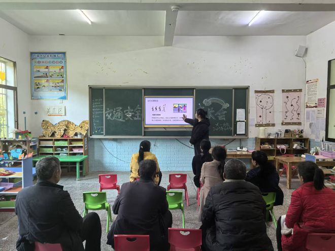 新宁县崀山镇中心幼儿园召开交通安全专题家长会