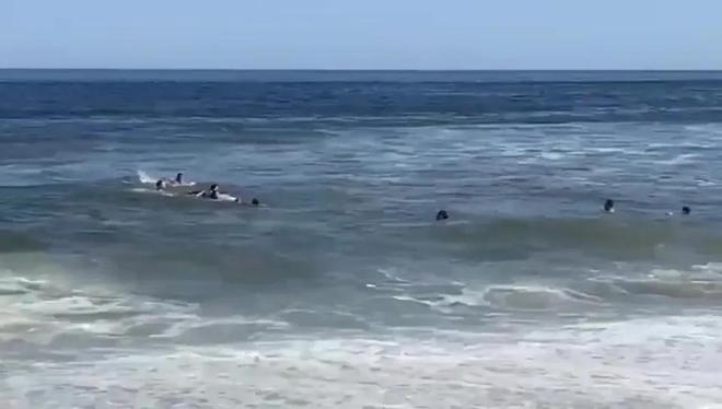 太阳报:德米凯利斯带孩子游泳时遇到洋流在路人帮助下获救(图1)