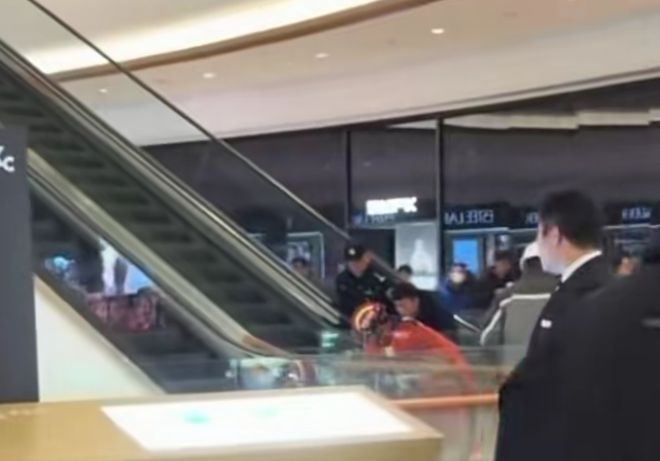 安徽合肥一儿童将脚伸进商场扶梯的毛刷里被卡！当地市场监管局：小孩人没事扶梯正常运行