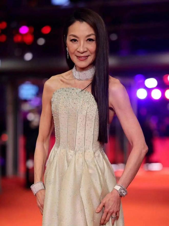 63岁杨紫琼泪流满面领取柏林电影节终身成就奖上台时场内响起陈奕迅唱的《英雄联盟》动画主题曲(图2)