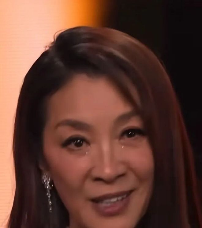 63岁杨紫琼泪流满面领取柏林电影节终身成就奖上台时场内响起陈奕迅唱的《英雄联盟》动画主题曲(图4)