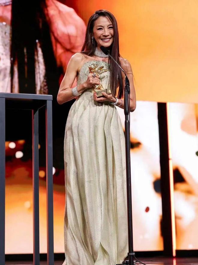 63岁杨紫琼泪流满面领取柏林电影节终身成就奖上台时场内响起陈奕迅唱的《英雄联盟》动画主题曲 63岁杨紫琼泪流满面领取柏林电影节终身成就奖上台时场内响起陈奕迅唱的《英雄联盟》动画主题曲