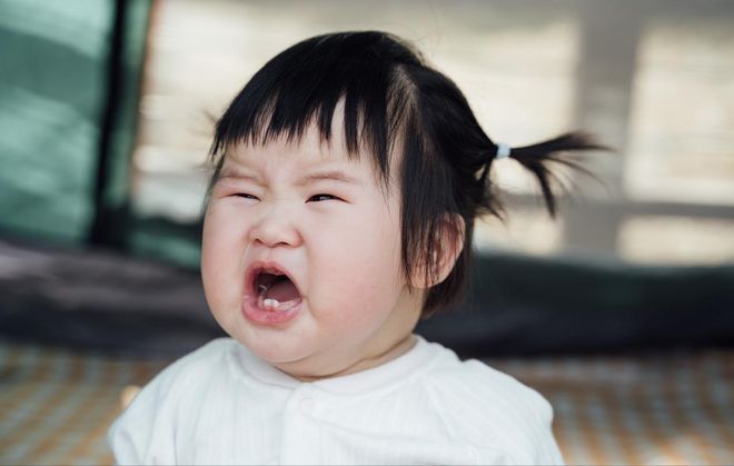 老人“假带娃”现象正在流行子女不敢吭最终受苦的还是孩子