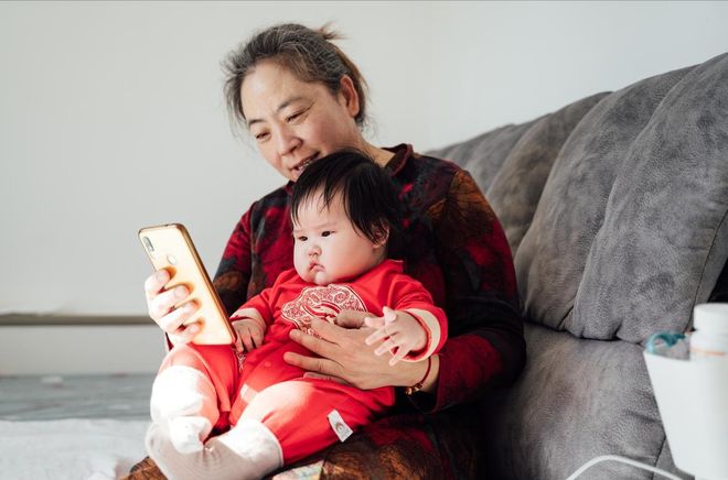 老人“假带娃”现象正在流行子女不敢吭最终受苦的还是孩子(图4)