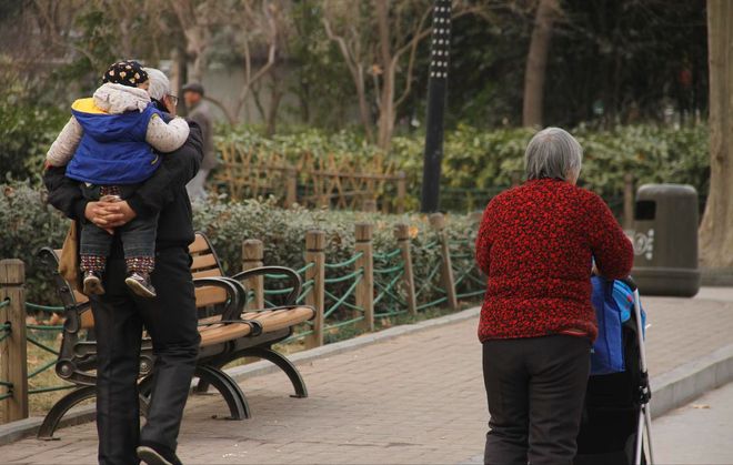 老人“假带娃”现象正在流行子女不敢吭最终受苦的还是孩子(图2)
