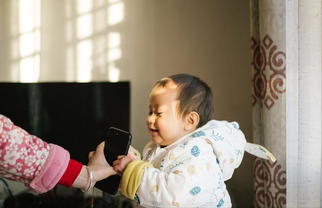 老人“假带娃”现象正在流行子女不敢吭最终受苦的还是孩子(图5)