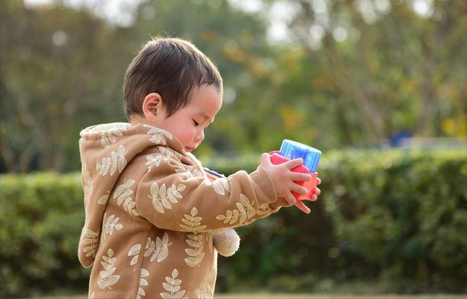 老人“假带娃”现象正在流行子女不敢吭最终受苦的还是孩子(图6)