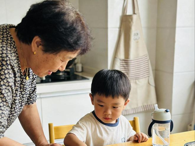 我帮儿子带了6年孩子孙子上小学那天儿子说：妈你回老家吧